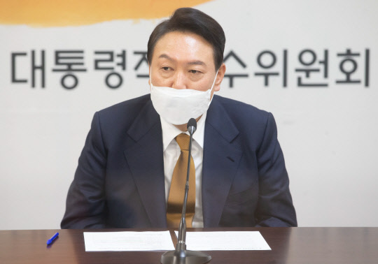 윤석열 대통령 당선인이 지난 1일 서울 종로구 대통령직인수위원회 대회의실에서 열린 국민통합위원회 1차 전체회의에서 인사말을 하고 있다. <사진공동취재=연합뉴스>